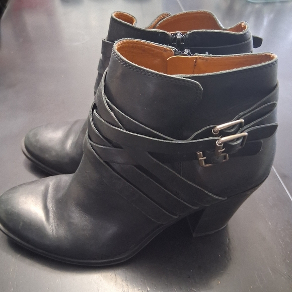 Lucky Brand Black Leather Booties   Size 9.5(40) - Picture 4 of 9